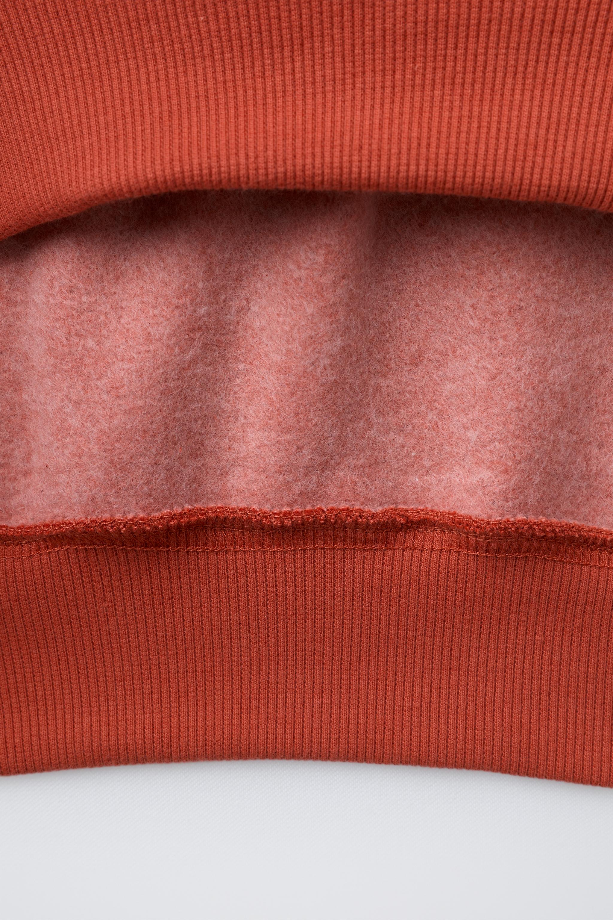 RAISED PRINT SWEATSHIRT